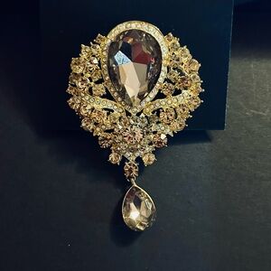 Vintage inspired Golden Brooch
💥Blowout prices💥 Bundle & save more. Thank you 🙏🏻